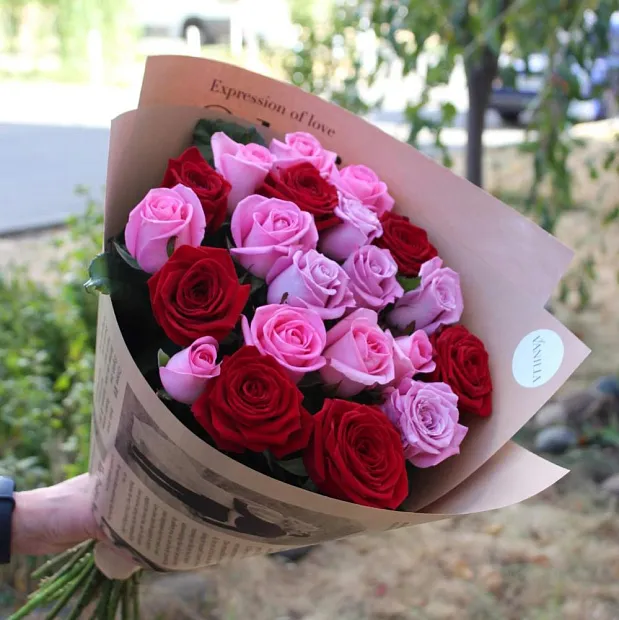 Микс из 21 розы 50 см в крафте