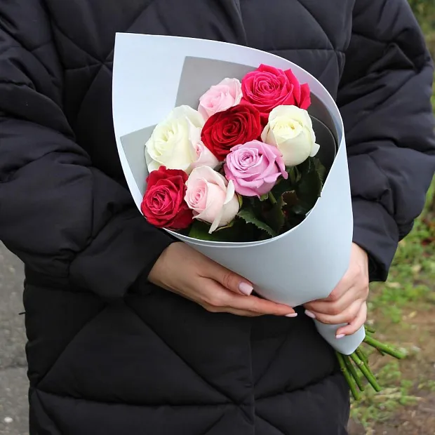 Микс из 9 роз 50 см в оформлении