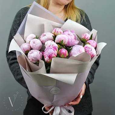 Букеты  цветов с доставкой: Букет из 15 розовых пионов в оформлении Букеты  цветов с доставкой: Букет из 15 розовых пионов в оформлении
