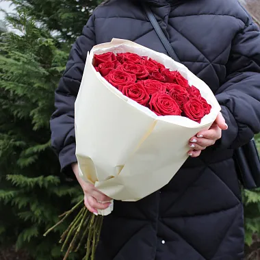 Букеты  цветов с доставкой: На фото Букет из 19 красных роз Букеты  цветов с доставкой: Букет из 19 красных роз