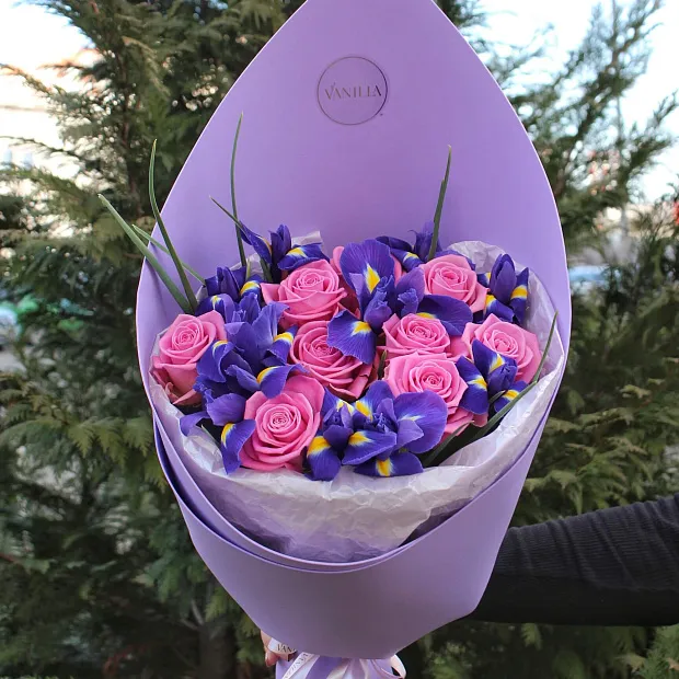 Букет микс из ирисов и роз Аква