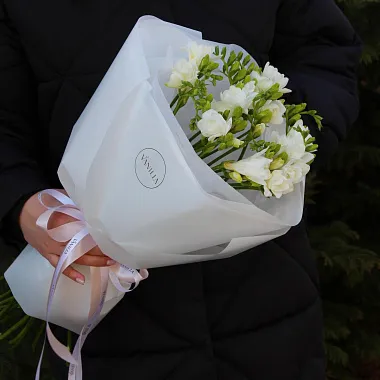 Букеты фрезий: Букет из 15 фрезий