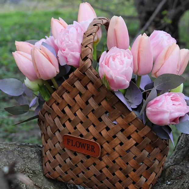 Яркое лукошко с тюльпанами