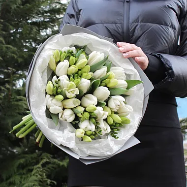 Букеты фрезий: Букет микс из фрезии и тюльпанов "Love"