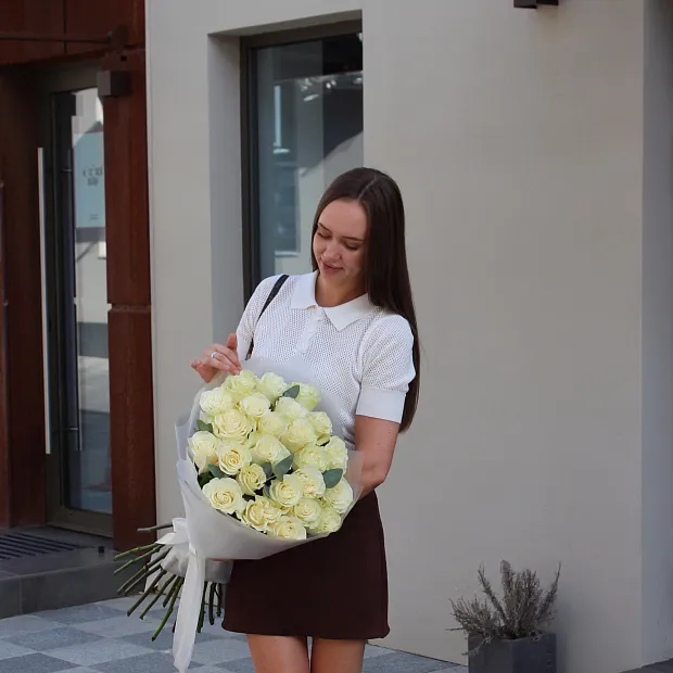 25 импортных белых роз