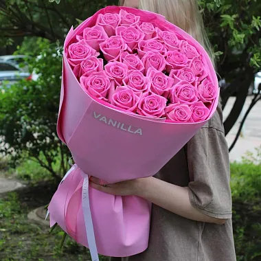 Цветы на 14 февраля - На фото Букет из 25 розовых роз «Аква» в оформлении - изображение 2 Букет из 25 розовых роз «Аква» в оформлении - изображение 2