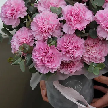 Цветы: На фото Шляпная коробка с диантусами «Grey» Цветы: шляпная коробка с диантусами «grey»