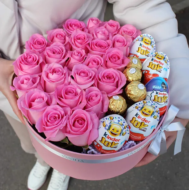 Розы в коробке с киндерами и ferrero rocher