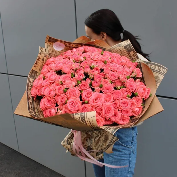 Букет из 39 веток кустовой розы