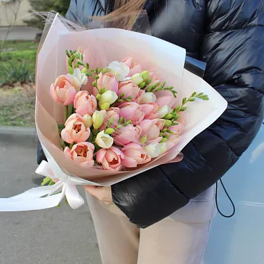 Букет с тюльпанами и фрезией «Персиковая нежность» - изображение 2