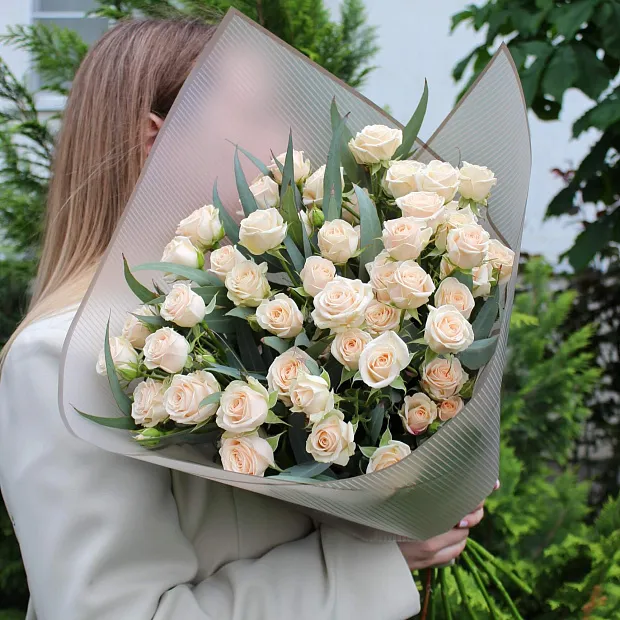 Кремовые кустовые розы с эвкалиптом