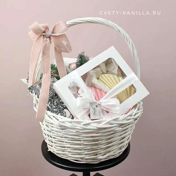 Сладкая корзина PINK NEW YEAR