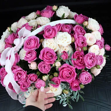 Цветы на праздник: Корзина с Misty Bubbles "Микс роз"