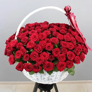 Цветы на 14 февраля - На фото Букет из 119 роз в корзине - изображение 2 Букет из 119 роз в корзине - изображение 2