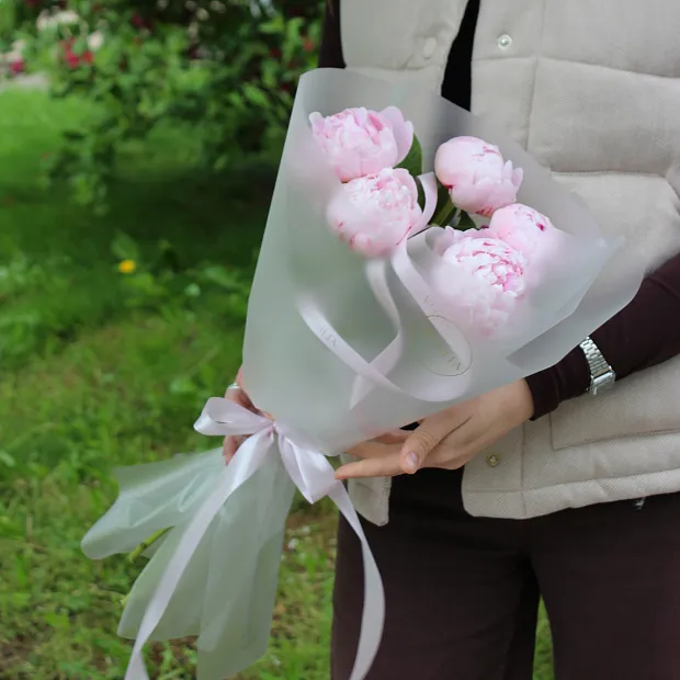 Букет из 5 розовых пионов