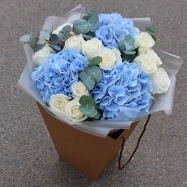 Букеты  цветов с доставкой - Букет с гортензией и розой «Символ любви» - изображение 2 Букет с гортензией и розой «Символ любви» - изображение 2