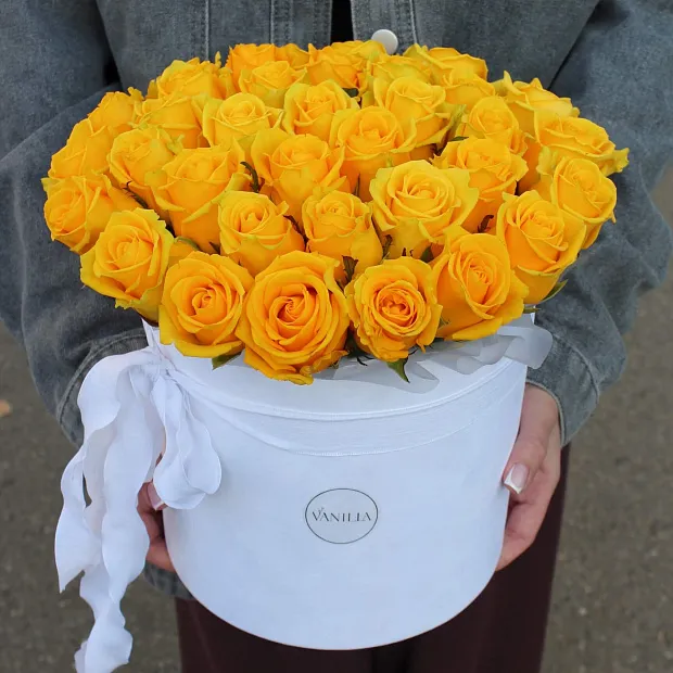 розы 27 желтых роз в бархатном цилиндре