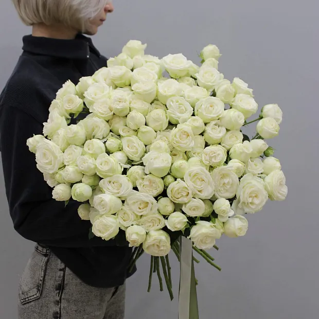 Букет из 29 веток кустовой розы
