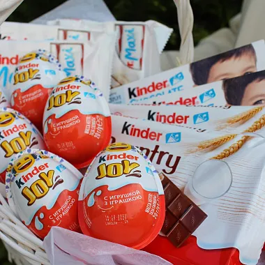 Конфеты и сладости: Корзина со сладостями Киндер Сюрприз