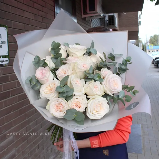 Парфюмированные пионовидные розы Вайт Охара