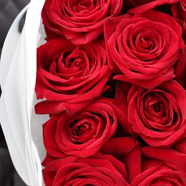 Букет красных роз: 21 роза Ред Наоми в нежном оформлении