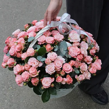Корзинка с сезонными цветами