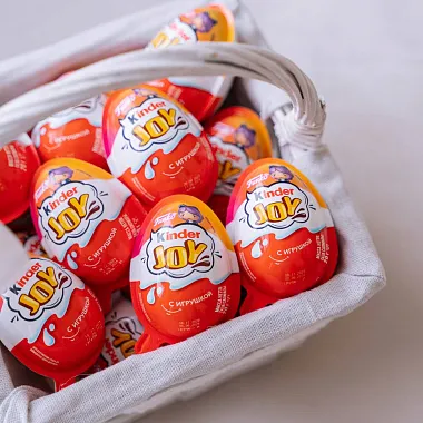 На фото Корзинка с Киндерами Джой 15 шт Корзинка с Киндерами Джой 15 шт