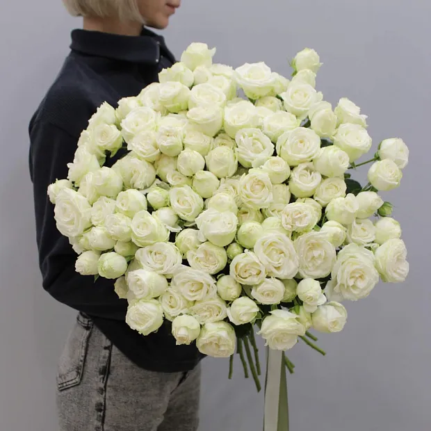 Букет из 29 веток кустовой розы