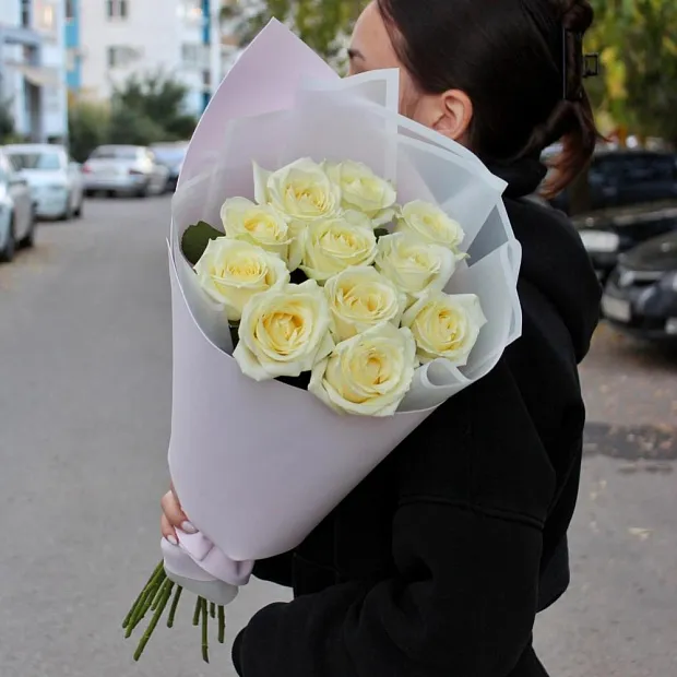Букет из 11 белых роз Аваланж 60 см