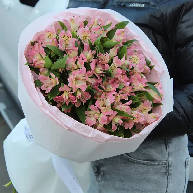 Букет из розовой альстромерии