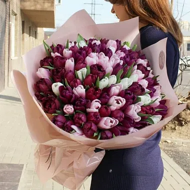 Букеты  цветов с доставкой: Большой букет из 101 тюльпана