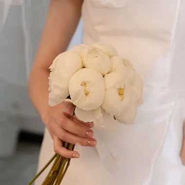 Букеты пионов: Букет невесты из белых пионов