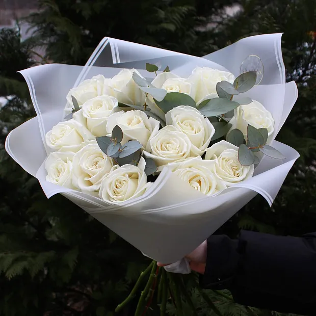 15 белых импортных роз 60 см