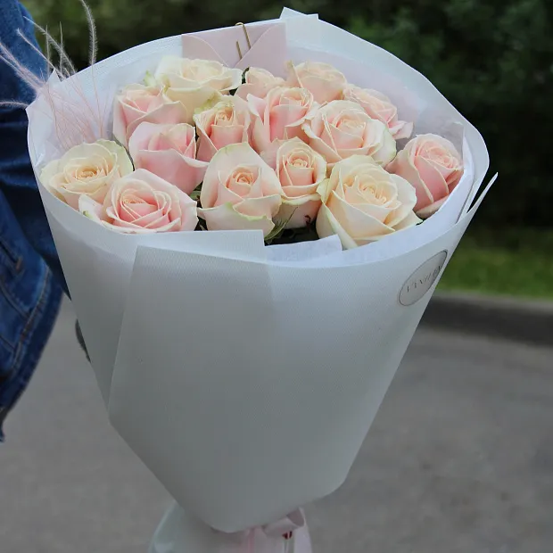 Букет из 15 нежных роз 50 см