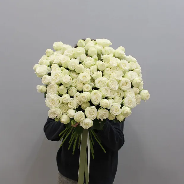 Букет из 29 веток кустовой розы