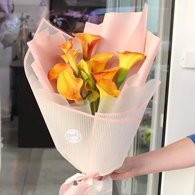 Букеты  цветов с доставкой - Букет из 11 оранжевых калл - изображение 2 Букет из 11 оранжевых калл - изображение 2