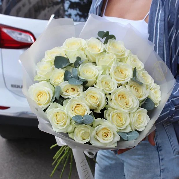 25 роз с эвкалиптом