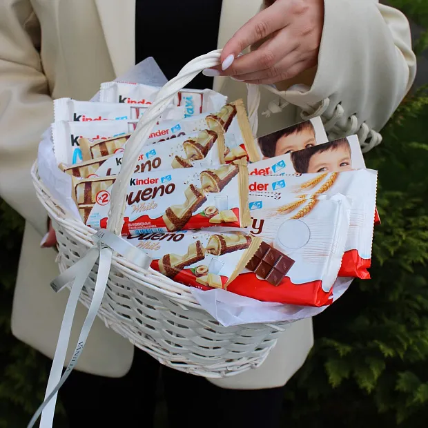 Корзина с продукцией Киндер микс