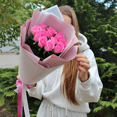 Букет из 11 роз Ревиваль в оформлении - изображение 2