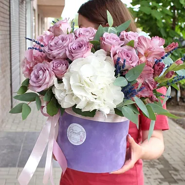 букет в коробке с розами и гортензией - изображение 2