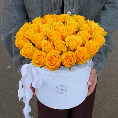 розы 27 желтых роз в бархатном цилиндре - изображение 2