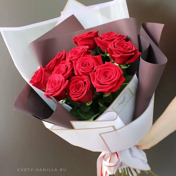 11 красных роз 60 см Red Naomi