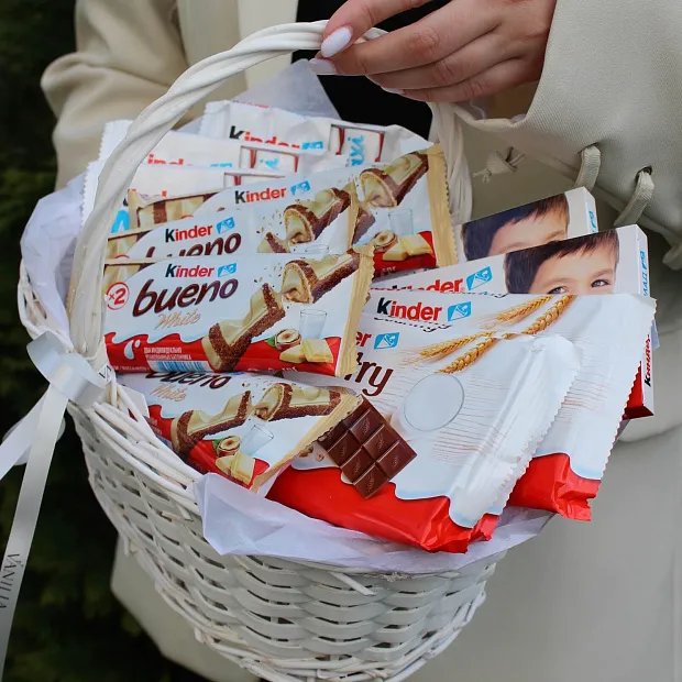 Корзина с продукцией Киндер микс