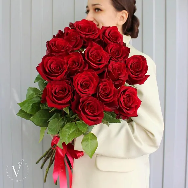15 красных импортных роз 80 см