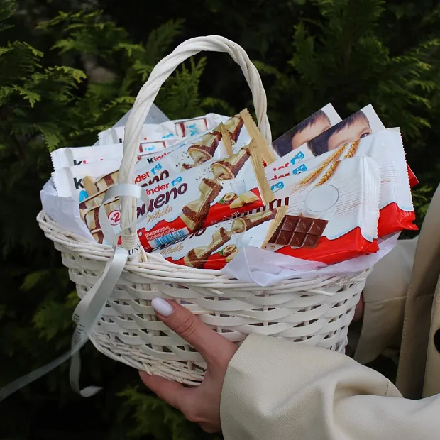 Корзина с продукцией Киндер микс