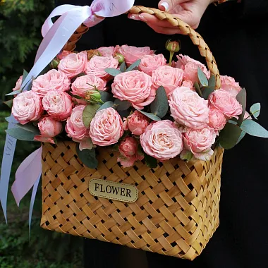 Композиции из цветов: Корзинка с пионовидной розой Бомбастик