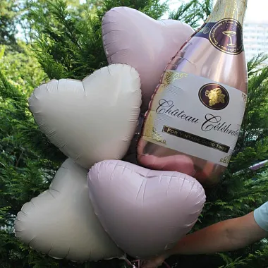 Фольгированные шары  - На фото Связка шаров сердец с бутылкой игристого - изображение 2 Связка шаров сердец с бутылкой игристого - изображение 2