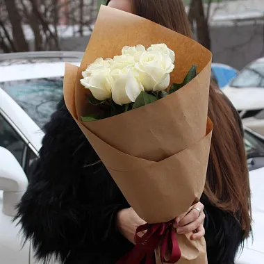 Букеты  цветов с доставкой - На фото Букет из 7 роз Аваланж в крафт бумаге - изображение 2 Букет из 7 роз Аваланж в крафт бумаге - изображение 2