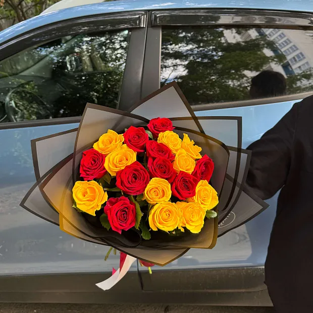 Букет из 19 желтой и красной розы  