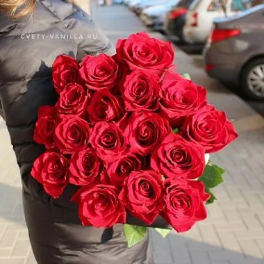 Цветы на 14 февраля - На фото 19 красных голландских роз 80 см - изображение 2 19 красных голландских роз 80 см - изображение 2